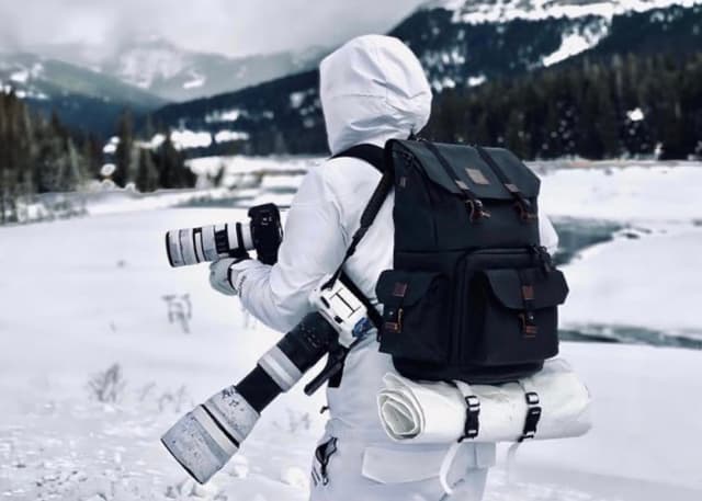 Langly camera bag in snow